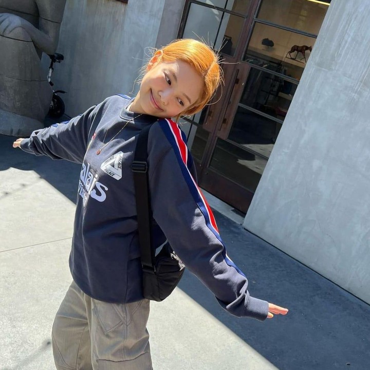<p>Masih dengan gaya kasualnya, Jennie menampilkan gaya <em>fresh</em> dengan <em>sweatshirt</em> biru tuanya yang dipadukan dengan <em>cargo pants</em> berwarna netral. Cocok banget untuk jalan santai. (Foto: Instagram @jennierubyjane)</p>