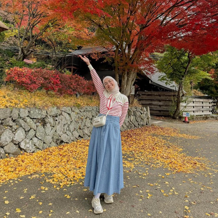<p>Kaus bercorak <em>stripes</em> dengan warna cerah juga bisa memberi kesan <em>playful.</em> Buatlah gaya kasual dengan rok denim yang dipadukan bersama sepatu <em>sneakers.</em> (Foto: Instagram @megaiskanti)</p>