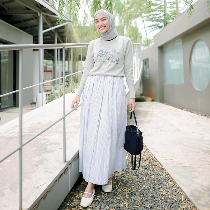<p>Apabila Bunda ingin memakai kaus, gunakan kaus lengan panjang yang dipadukan bersama rok plisket. Mega Iskanti menciptakan nuansa elegan dengan perpaduan warna serba putih pada busananya. (Foto: Instagram @megaiskanti)</p>