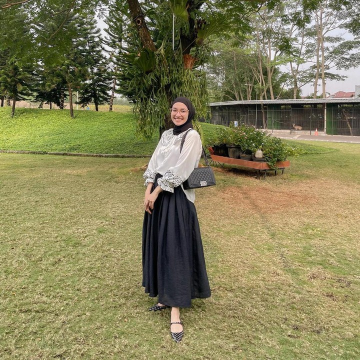 <p>Saat memilih busana untuk buka bersama rekan kantor, jangan lupa perhatikan pilihan busana agar tetap sesuai dengan <em>dresscode.</em> Bunda bisa gunakan <em>outfit</em> semi formal yang tetap santun meski terlihat santai. Seperti Mega Iskanti, <em>blouse</em> beraksen <em>balloon sleeve</em> dapat menjadi opsi yang cocok dipadukan bersama<em> flare skirt.</em> (Foto: Instagram @megaiskanti)</p>