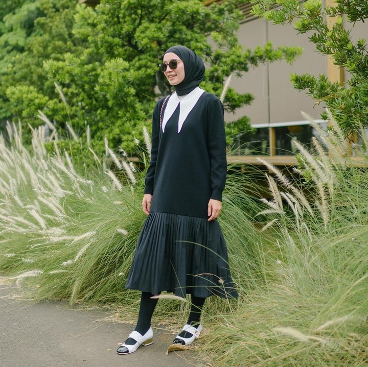 <p>Bunda juga bisa bereksperimen dengan gaya<em> office-look</em> yang <em>stylish.</em> Padukan <em>collar shirt</em> dengan pleated midi skirt. Kacamata hitam bisa digunakan sebagai aksesori tambahan untuk kesan <em>trendy.</em> (Foto: Instagram @megaiskanti)</p>