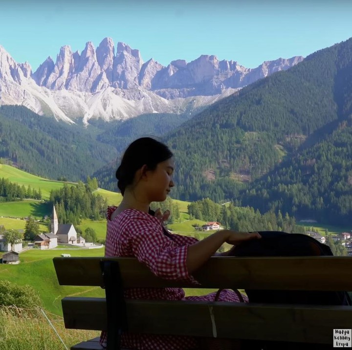 <p>Siapa sangka, pengunungan ini ternyata dahulunya merupakan permukaan laut, Bunda. "Pada zaman kapur sekitar 145 juta tahun yang lalu, wilayah yang dikenal Dolomites ini adalah peraiaran laut yang subur dan hangat," tuturnya. (Foto: YouTube Nadya Keliling Eropa)<br /><br /><br /></p>