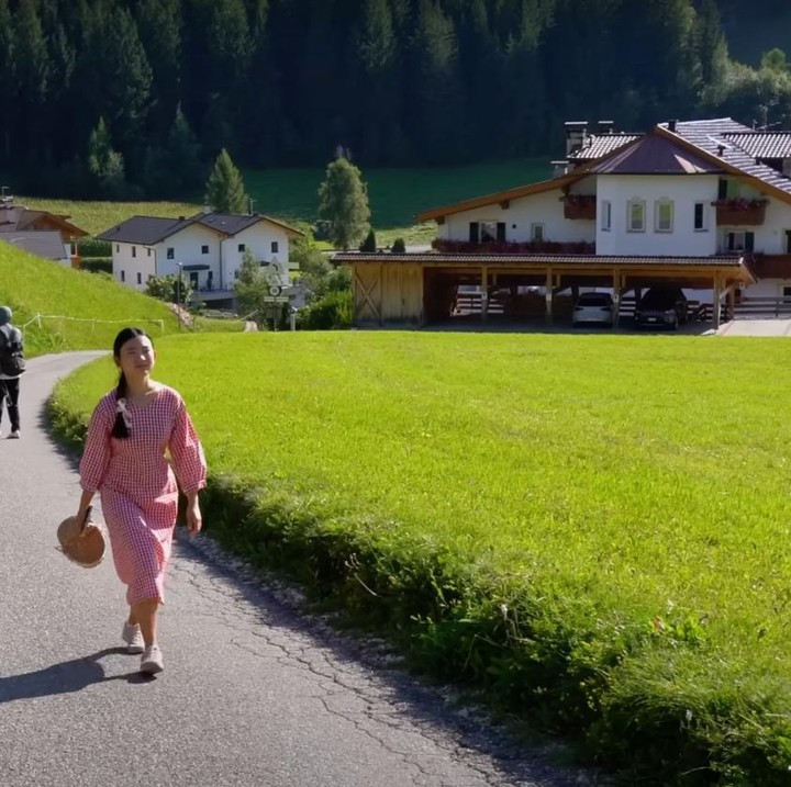 <p>Dalam konten yang diunggah di YouTube, Nadya dan suami berkesempatan untuk menapaki kaki di sebuah desa indah dan bersih. Desa ini terletak di kaki gunung Dolomites, Italia. (Foto: YouTube Nadya Keliling Eropa)<br /><br /><br /></p>