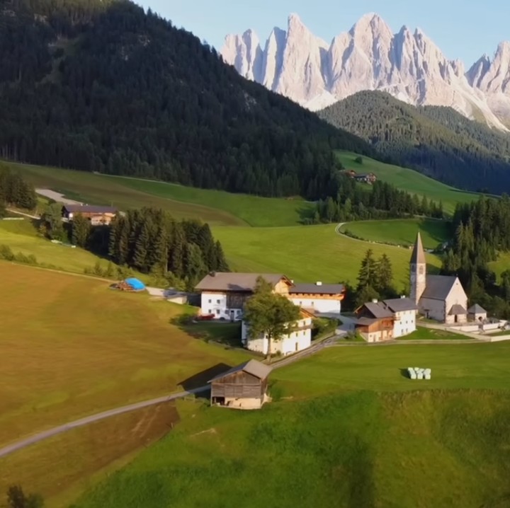 <p>Nadya juga menceritakan sebuah fakta menarik tentang desa ini. "Pada zaman kapur sekitar 145 juta tahun yang lalu, wilayah yang dikenal Dolomites ini adalah peraiaran laut yang subur dan hangat," tuturnya. (Foto: YouTube Nadya Keliling Eropa)</p>