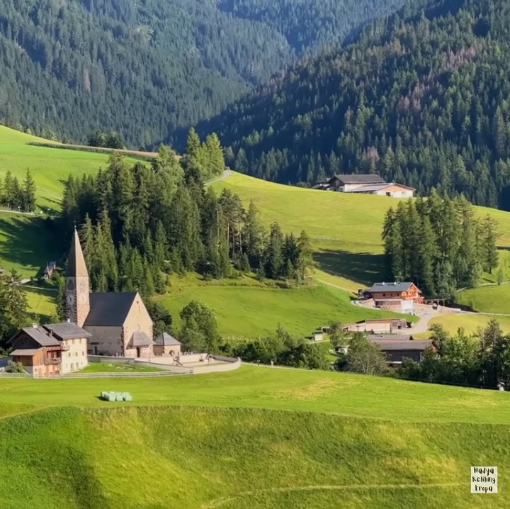 <p>Dalam rangkaian perjalanannya, Nadya dan suami 'mampir' ke sebuah pedesaan indah di Italia. Desa ini terletak di kaki gunung Dolomites. Terlihat pada konten Nadya, desa ini sangat indah dan bersih, Bunda. (Foto: YouTube Nadya Keliling Eropa)</p>