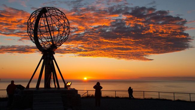 North Cape, tapi Orang Norwegia menyebutnya Nordkapp, sebuah tebing setinggi 307 meter yang menjorok ke Samudra Artik dan kerap disebut ujung dunia.