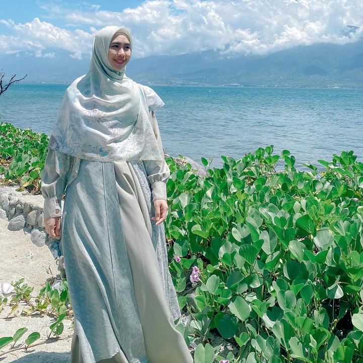 <p>Oki Setiana Dewi dikenal sebagai seleb berhijab yang selalu tampil dalam balutan gamis Muslimah. Meski memakai gamis, penampilannya tetap modis ya? Seperti Oki, Bunda bisa mengenakan gamis yang dipadu bersama hijab berwarna pastel untuk nuansa lembut. (Foto: Instagram @okisetianadewi)</p>