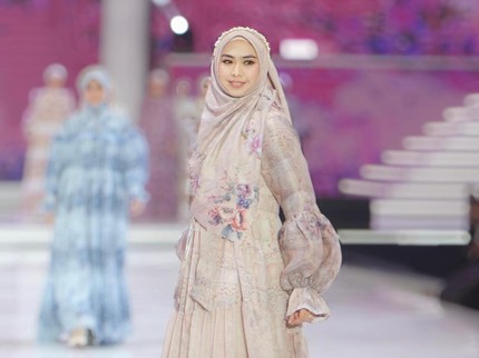 5 Potret Anggun Oki Setiana Dewi dalam Balutan Gamis, Bisa Disontek untuk Outfit Lebaran