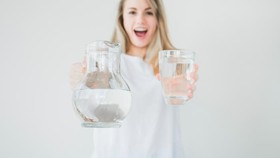 6 Tanda 'Aneh' Kamu Kekurangan Cairan, Segera Minum!