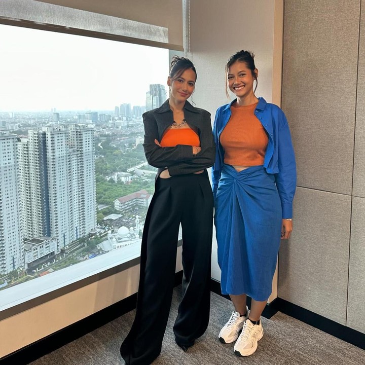 <p>Sosok yang disebut kembaran Pevita ini bernama Klaudia Kristi, ia merupakan pemandu di kebun binatang. Berikut momen saat keduanya bertemu yang Pevita bagikan di Instagram. (Foto: Instagram @pevpearce)<br /><br /><br /></p>