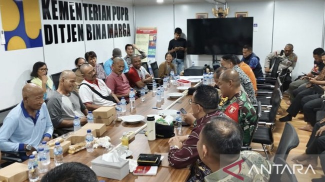 Pj Bupati Penajam Paser Utara, Makmur Marbun meminta warga tidak membuat persoalan yang dapat mengganggu pembangunan dan pengembangan Ibu Kota Nusantara.