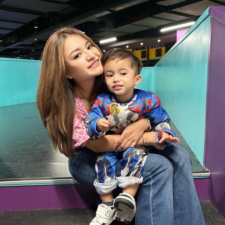 <p>Nathalie melahirkan bayi laki-lakinya pada tanggal cantik, 12 Desember 2021. Si Kecil yang diberi nama Adzam Adriansyah Sutisna itu kini sudah genap berusia 2 tahun. (Foto: Instagram: @nathalieholscher)</p>
