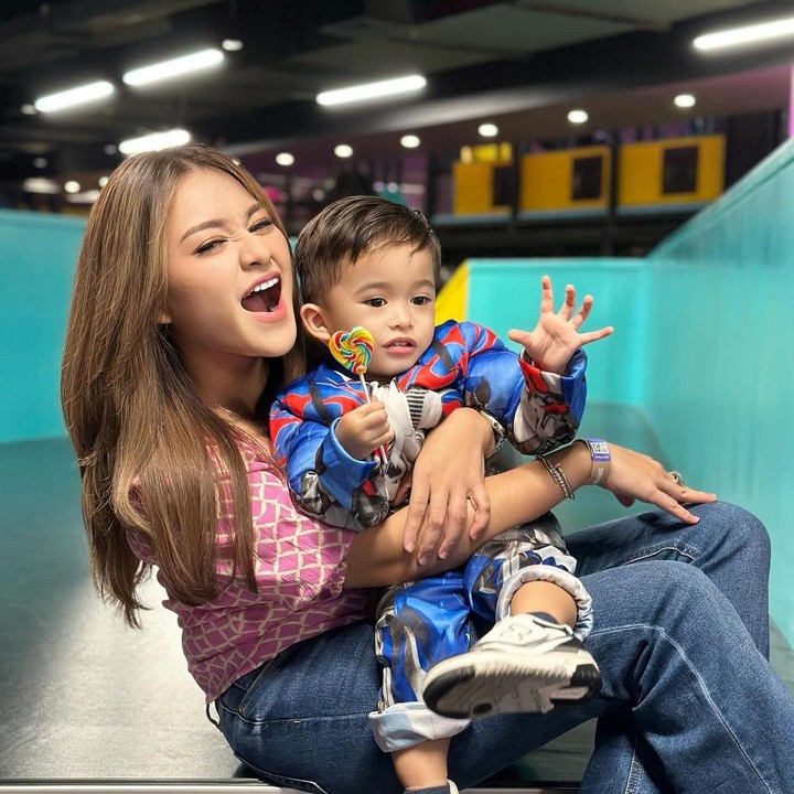 <p>Nathalie sendiri sering mengunggah kegiatannya bersama Adzam pada laman media sosial. Sesekali, Adzam berpose bak seorang model, lho. (Foto: Instagram: @nathalieholscher)</p>