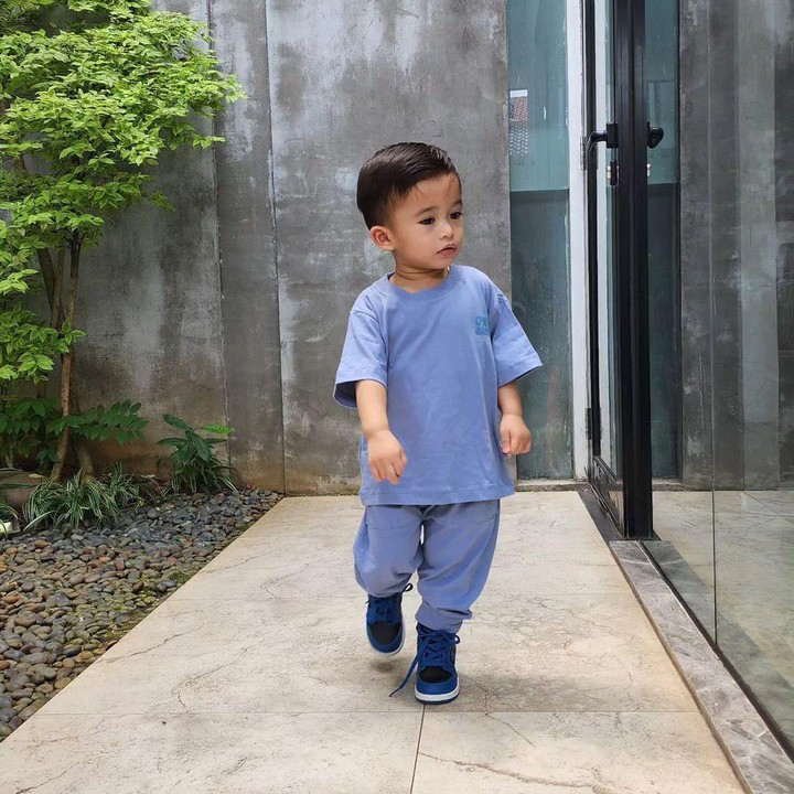 <p>Bunda, kita doakan agar Adzam tumbuh menjadi anak yang salih dan menjadi kebanggaan kedua orang tuanya, ya. Semoga Adzam terus dikelilingi oleh cinta dan kasih dari orang-orang terdekatnya. (Foto: Instagram: @nathalieholscher)</p>