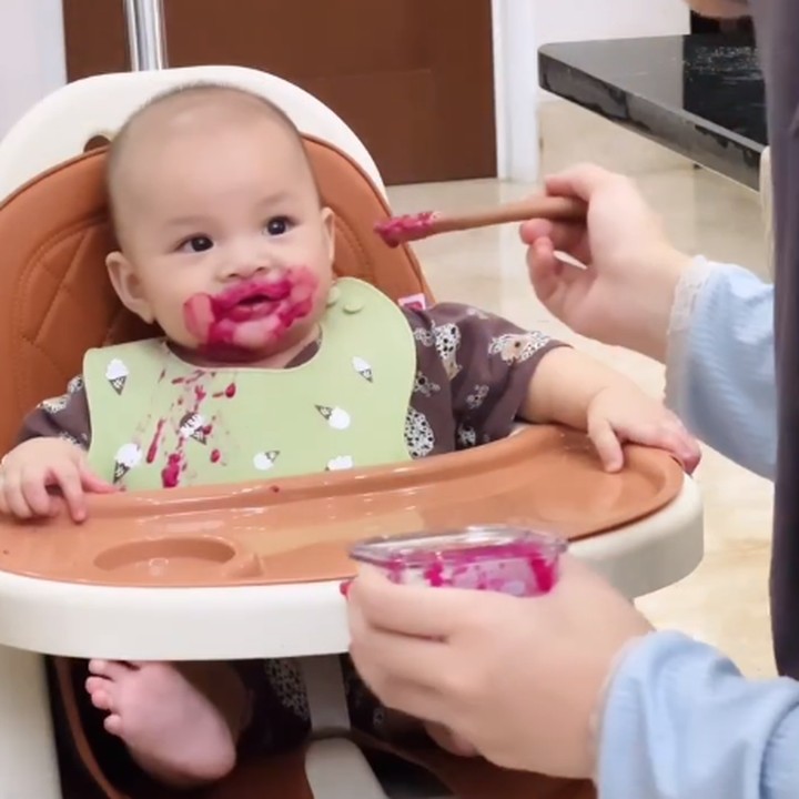 <p>Anak kedua Dinda Hauw dan Rey Mbayang, Arashkaba, sangat menggemaskan ketika makan buah nih, Bunda. "<em>Masya Allah</em> Kaba gemes banget. Semakin dielapin semakin belepotan," kata seorang netizen. (Foto: Instagram: @dindahw)</p>
