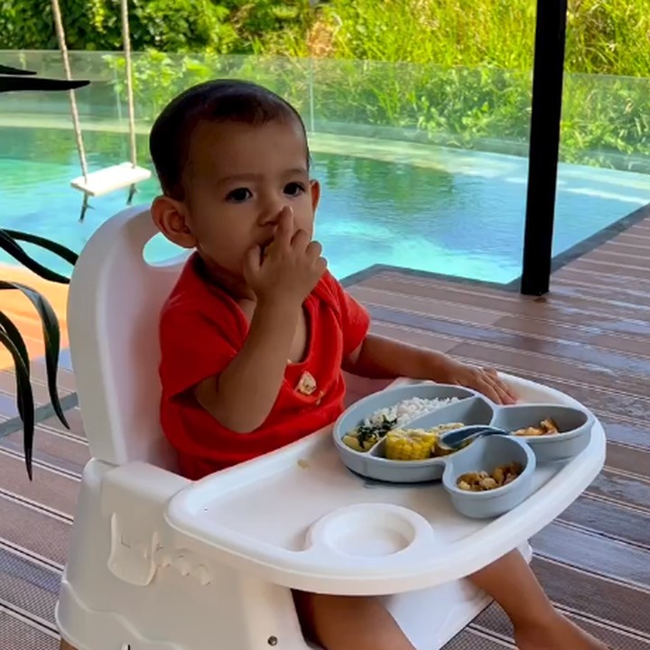 <p>Don Verhaag putra bungsu Jessica Iskandar, selalu nyaman kala menyantap makannya di atas baby chair. Jedar pun memperlihatkan isi piring Don yang penuh dengan nutrisi. "Don makan di pinggir sawah. 4 sehat 5 sempurna. Usia 13 bulan. Hobi goyang <em>wheel on the bus</em>," ungkap perempuan 36 tahun ini. (Foto: Instagram: @inijedar)</p>