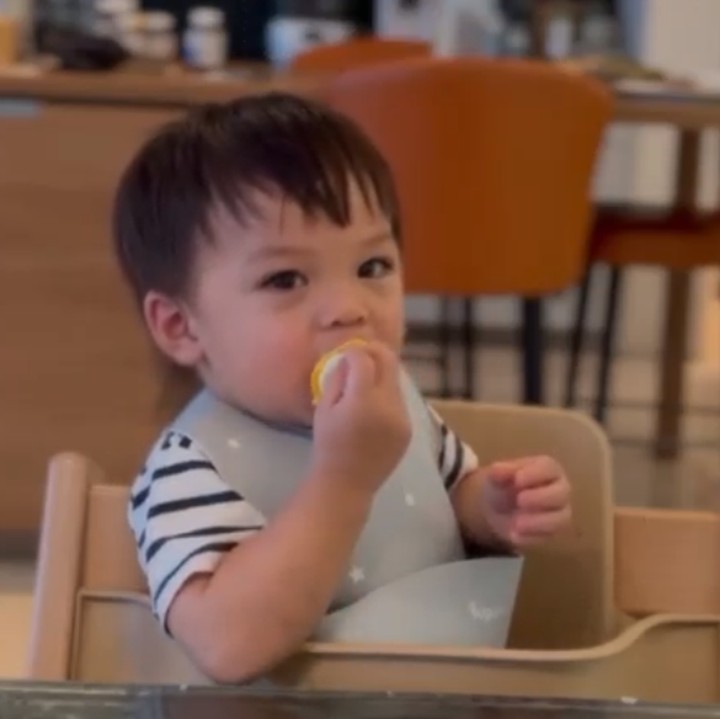 <p>Nikita Willy pernah membuatkan sang putra, Issa Xander, sebuah <em>ice pop</em> berwarna kuning. Issa pun memakan camilan yang satu ini dengan bahagia. "Lucu banget Issa sudah bisa ngomong<em> ice pop</em>," ungkap seorang netizen. (Foto: Instagram: @nikitawillyofficial94)</p>