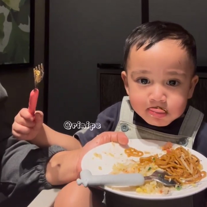 <p>Rayyanza Malik Ahmad, putra kedua Nagita Slavina dan Raffi Ahmad, selalu menghabiskan makanan yang diberikan oleh sang pengasuh, Rini. Video Rayyanza ketika makan pun terus menjadi favorit netizen. <em>"MasyaAllah tabarakallah</em> kemarin masih disuapin sekarang sudah pintar makan sendiri," kata Rini kala mengunggah video bocah yang akrab disapa Cipung ini. (Foto: instagram: @riniperdiyanti)</p>