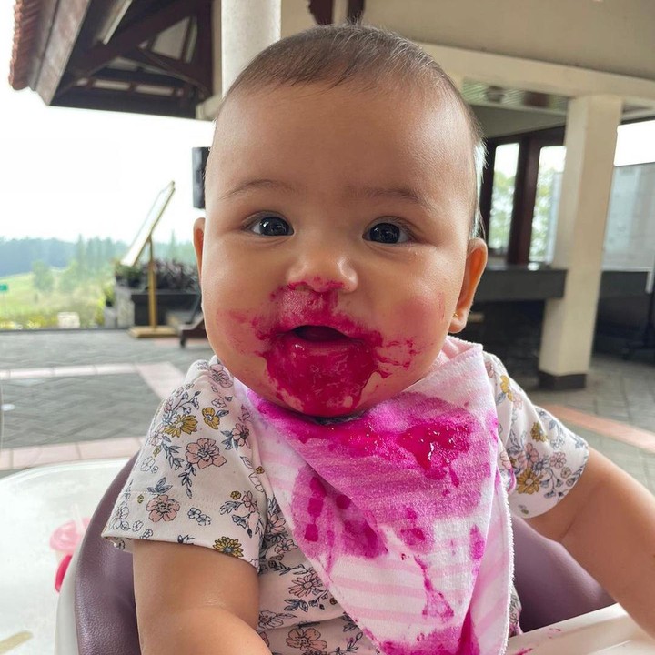 <p>Saat memasuki masa MPASI, Naeswari Isthika Dyah Koesmadji, putri Adipati Dolken, terlihat menggemaskan kala menyantap buah naga nih, Bunda. Wajahnya pun sampai belepotan penuh sari dari buah berwarna ungu ini. (Foto: Instagram: @adipati)</p>