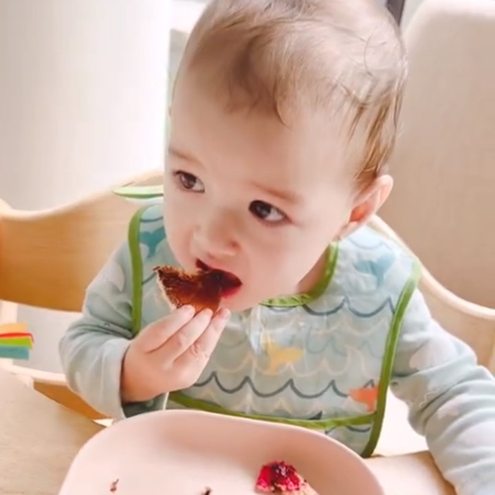 <p>Nadi Djiwa anak Nadine Chandrawinata sangat lahap ketika menyantap pancake buatan sang Bunda, lho. "Bangga aku, bikin makan pagi buat Djiwa, dragon pancake. Sudah deg-degan enggak dimakan dan wah <em>happy</em> habis," papar Nadine. (Foto: Instagram: @nadinelist)</p>