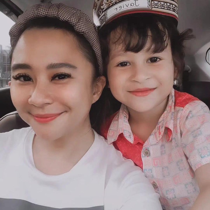 <p>Chikita Meidy mengawali kariernya sebagai seorang penyanyi cilik di tahun 90-an, Bunda. Kini, Chikita pun sudah memmiliki seorang putra yang bernama Javier Raesha Aditya. "<em>My Aries boy</em>. Berani, emosian, galak, enggak sabaran, tukang memerintah, aktif, ada-ada saja ke-sinchan-an," ungkap Chikita Meidy pada laman Instagram-nya. (Foto: Instagram: @chikitameidy)</p>