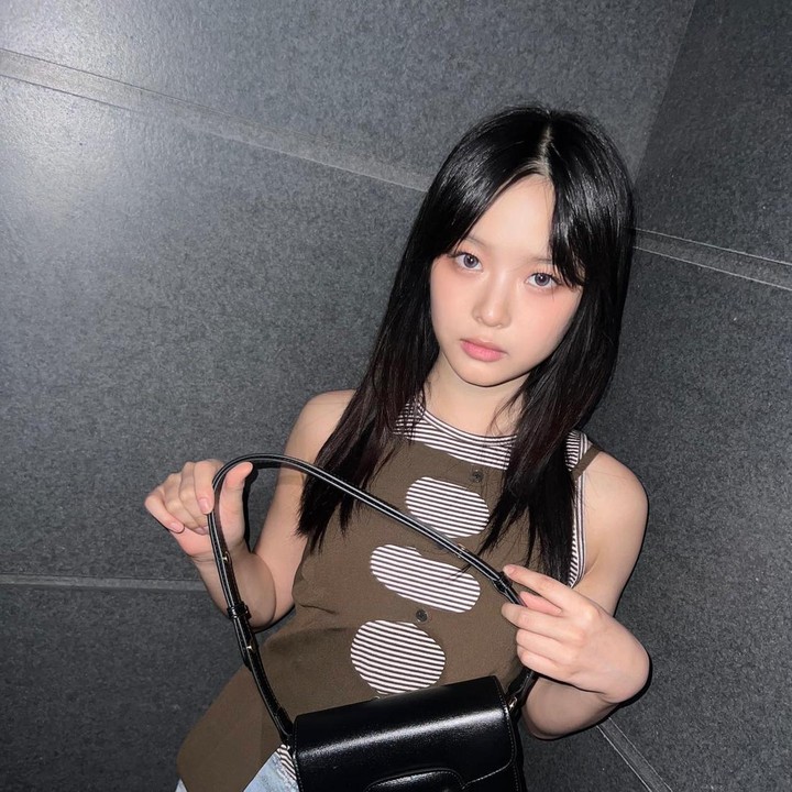 <p>Selanjutnya Hanni member girl group NewJeans. Ia merupakan idol K-Pop berasal dari Vietnam yang lahir Australia dengan nama asli Pham Ngoc Han, Bunda. (Foto: Instagram @newjeans_official)<br /><br /><br /></p>