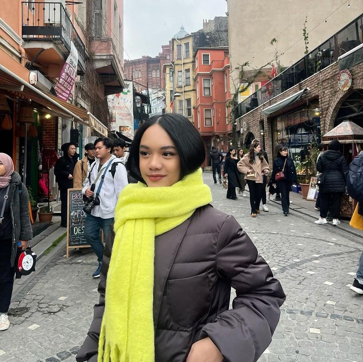 <p>Sama seperti sang kakak dan kedua orang tuanya, Neona juga turut terjun ke dunia hiburan. Ia pun telah menorehkan berbagai prestasi. (Foto: Instagram: @ney_neo)</p>