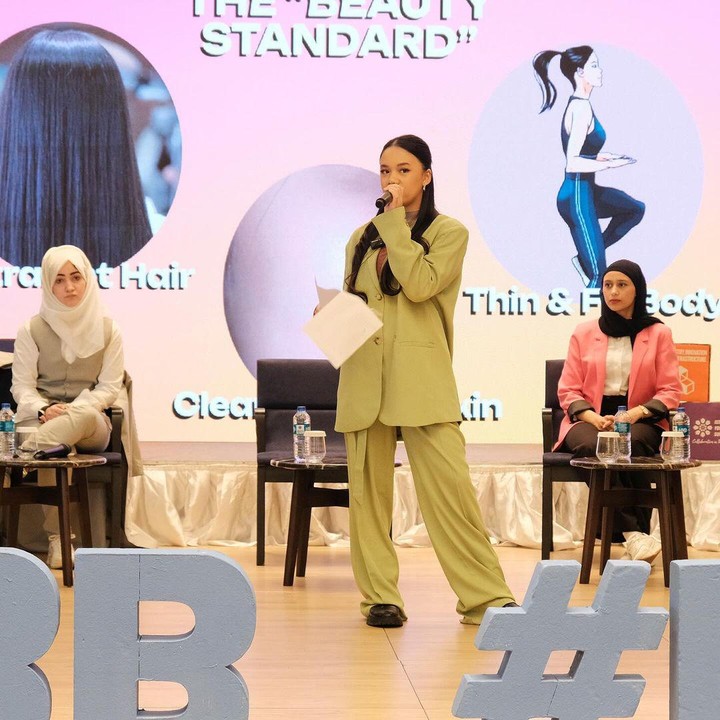 <p>Belum lama ini, Neona dipercaya untuk menjadi pembicara di acara Istanbul Youth Summit 2024 yang diadakan di Turki. Kala berbicara di depan banyak orang, Neona terlihat sangat percaya diri, Bunda. (Foto: Instagram: @ney_neo)</p>