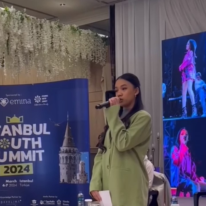 <p>"#<em>masyaAllahtabarakallah</em> bangga banget Mama sama kamu nak <em>@ney_neo. Alhamdulillah</em> acara kemarin berjalan lancar dan Ney cukup PD dan tenang saat <em>speech</em> di depan ratusan orang dari berbagai macam negara," tutur perempuan 45 tahun ini. (Foto: Instagram: @riafinola)</p>
