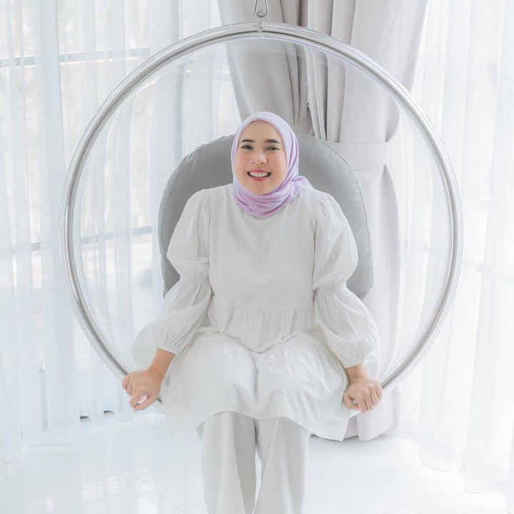 <p>Saat hamil anak kedua, Fitri Tropica mengunggah fotonya berbusanakan blouse putih serta celana berwarna sama. Dipadukan dengan jilbab dan sandal lilac, menjadikannya terlihat bercahaya dan ceria. (Foto: Instagram @fitrop)</p>