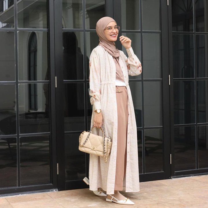<p>Untuk gaya <em>smart-casual</em> yang santai, Bunda bisa memadukan <em>maxi dress</em> dengan <em>long outer</em> bernuansa <em>earthy tone.</em> Padukan bersama <em>handbag</em> dan <em>pointy shoes</em> berwarna senada, ya. (Foto: Instagram @shireensungkar)</p>