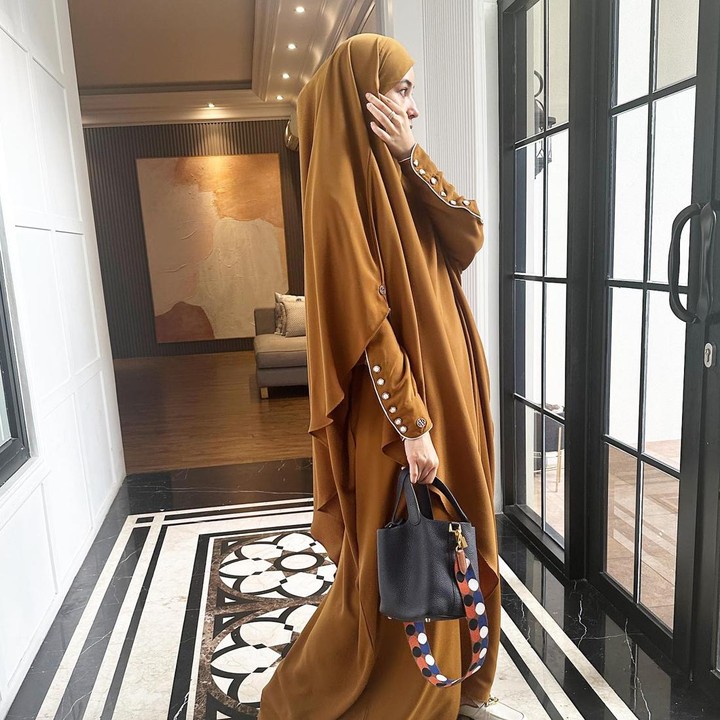 <p>Salah satu busana yang sering digunakan Shireen Sungkar adalah <em>french khimar</em>. Setelan gamis yang menyatu dengan khimar ini memberi gaya tampilan <em>Middle East</em> yang modis dan santun. (Foto: Instagram @shireensungkar)</p>