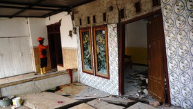 FOTO: Belasan Rumah Amblas Akibat Tanah Bergerak di Jombang Jatim