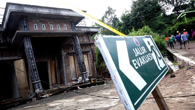 Tanah Bergerak di Sumedang, 80 Orang Mengungsi Tanah bergerak terjadi di Dusun Sukaasih, Desa Cisalak, Kecamatan Cisarua, Kabupaten Sumedang.