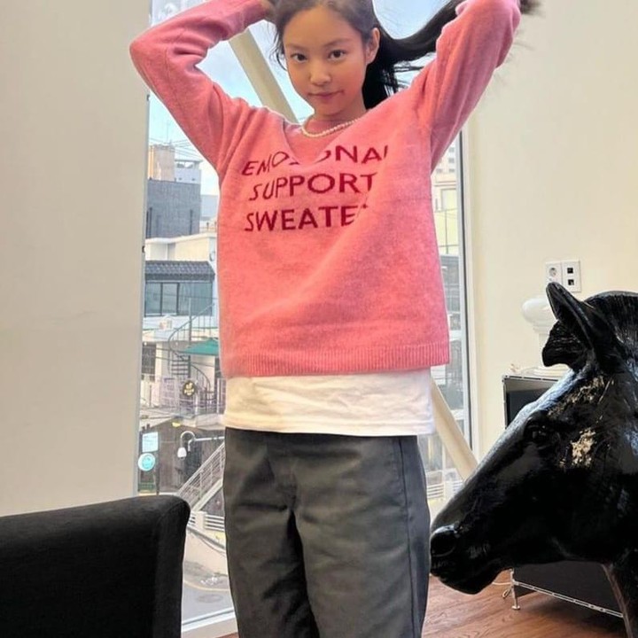 <p>Terlihat girly dan manis, Jennie memadukan <em>sweatshirt</em> berwarna pink dengan celana jeans abu-abu yang matching. (Foto: Instagram @jennierubyjane)</p>