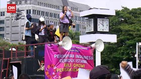 VIDEO: Aksi Perempuan Geruduk Istana Kritisi Demokrasi Era Jokowi