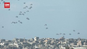 VIDEO: Hujan Bantuan Kemanusiaan di Langit Gaza