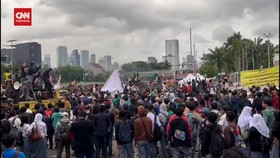 VIDEO: Massa Tolak Angket Putar Lagu 'Oke Gas' di Depan Kompleks DPR