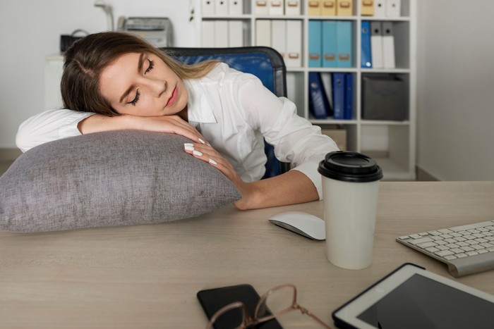 10 Tips Mengatasi Rasa Ngantuk di Tempat Kerja Saat Berpuasa