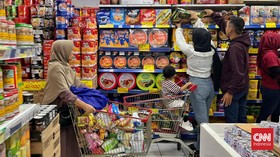 FOTO: Warga Mulai 'Banjiri' Swalayan Jelang Ramadan