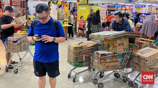 FOTO: Warga Mulai 'Banjiri' Swalayan Jelang Ramadan