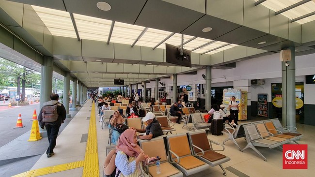 Jelang Ramadan, warga mulai mudik ke kampung halaman. Stasiun Pasar Senen mulai ramai calon penumpang.