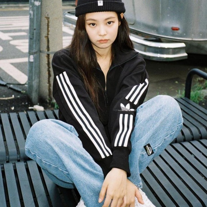 <p>Terakhir, Jennie mengenakan <em>outfit</em> yang paling sering orang padukan gayanya, yakni <em>zipped sweater</em> hitam dan celana jeans biru, plus sneaker putih. (Foto: Instagram @jennierubyjane)</p>