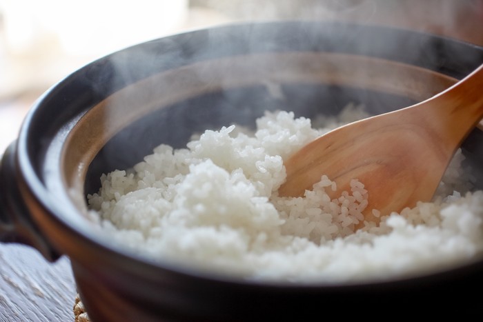 Hot cooked rice with steam rising. Jangan Panaskan Kembali 10 Menu Makanan Ini!