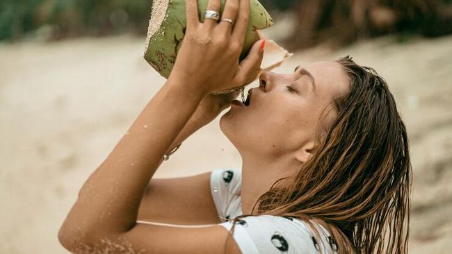 Air kelapa tak sekadar pelepas dahaga. Ada sederet manfaat minum air kelapa muda di pagi hari.