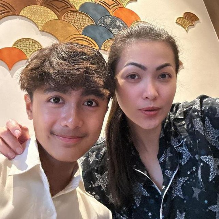 <p>Dari potret yang dibagikan oleh Christy, banyak netizen memuji ketampanan Bintang nih. Tak sedikit juga menyebut bahwa Bintang terlihat semakin mirip sang Ayah. "Fotocopy-an Ayahnya, mirip banget," ungkap seorang netizen. "Happy birthday anak ganteng, anak saleh Mama. Sehat dan bahagia selalu, ya," ungkap netizen lainnya. (Foto: Instagram: @christyjusung)</p>