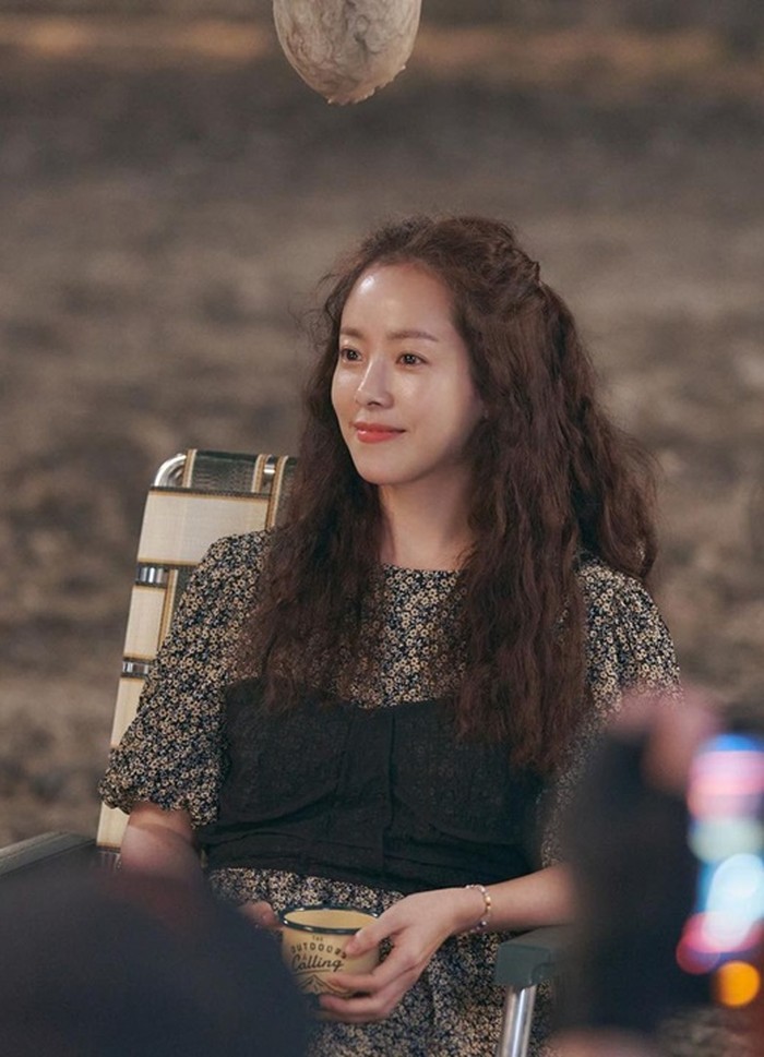 Gaya rambut keriting Han Ji Min di drama Our Blues ini sangat cocok dengan kepribadiannya yang ceria./Foto: Instagram/@roma.emo