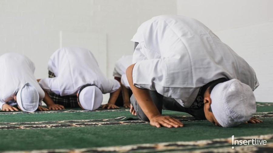 Ilustrasi masjid salat bersujud Ilustrasi masjid salat bersujud