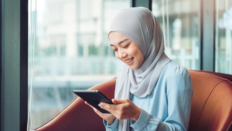 Ilustrasi perempuan berhijab menggunakan ponsel atau tab Ilustrasi perempuan berhijab menggunakan ponsel atau tab