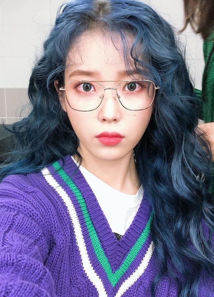 IU tampil menggemaskan dengan rambut keriting berwarna biru untuk video klip Blueming./Foto: Instagram/@dlwlrma